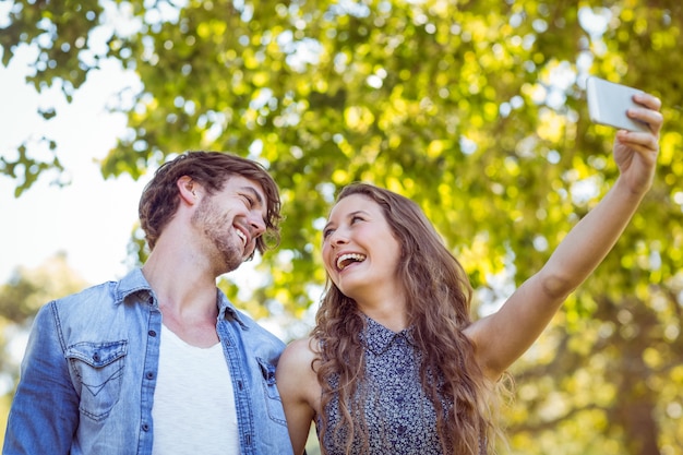 Pareja hipster tomando un selfie