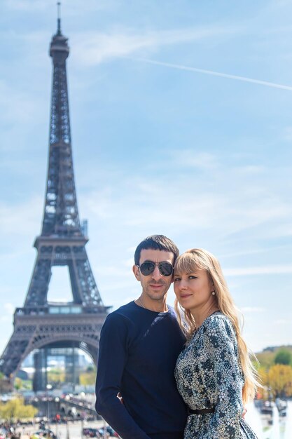 Pareja hombre y mujer cerca de la torre eiffel Enfoque selectivo