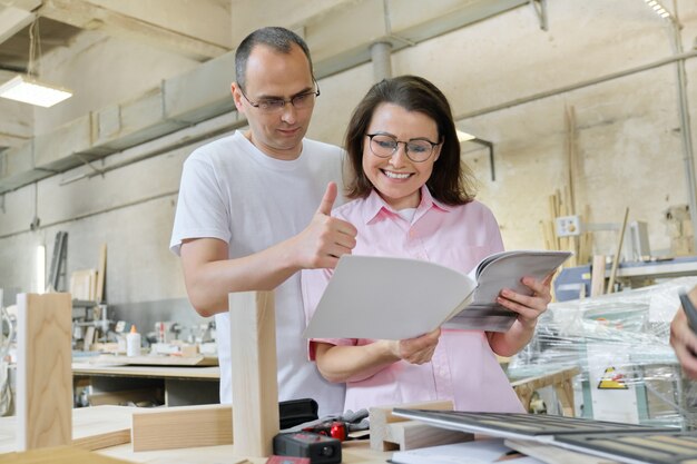 Pareja hombre y mujer eligiendo productos de madera, discusión de trabajo