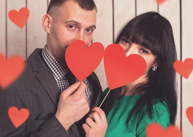 Pareja de hombre y mujer con forma de corazón rojo. Amor en el día de San Valentín.