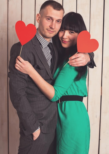 Foto pareja de hombre y mujer con forma de corazón rojo. amor en el día de san valentín.