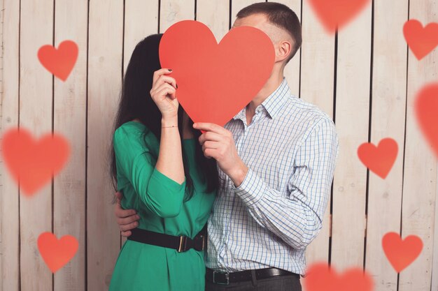 Pareja de hombre y mujer con forma de corazón rojo. Amor en el día de San Valentín.