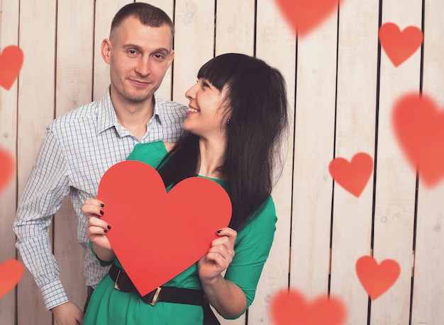 Pareja de hombre y mujer con forma de corazón rojo. Amor en el día de San Valentín.