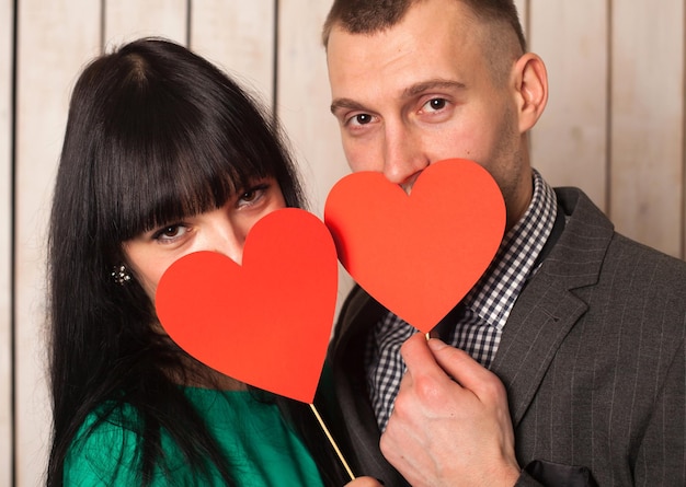 Pareja de hombre y mujer con forma de corazón rojo. Amor en el día de San Valentín.