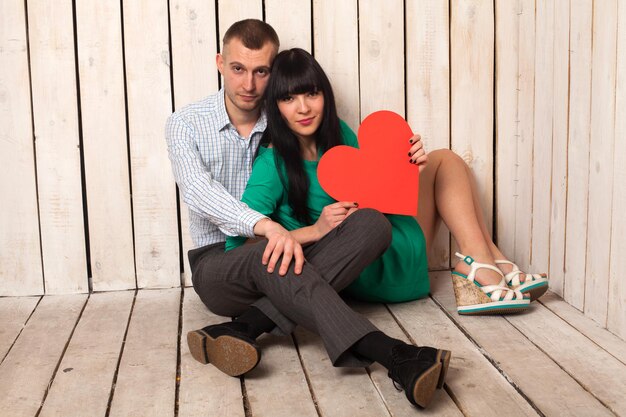 Foto pareja de hombre y mujer con forma de corazón rojo. amor en el día de san valentín.