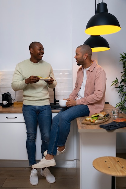 Foto pareja de hombres negros pasando tiempo juntos