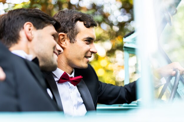 Pareja homosexual celebrando su boda pareja LBGT en conceptos de ceremonia de boda sobre incl