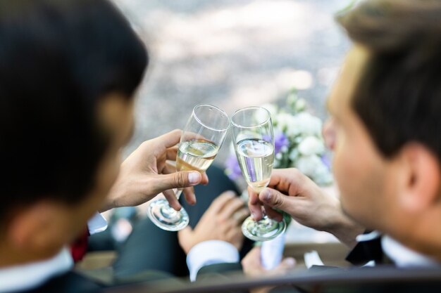 Foto pareja homosexual celebrando su propia boda: pareja lbgt en la ceremonia de la boda, conceptos sobre inclusión, comunidad lgbtq y equidad social