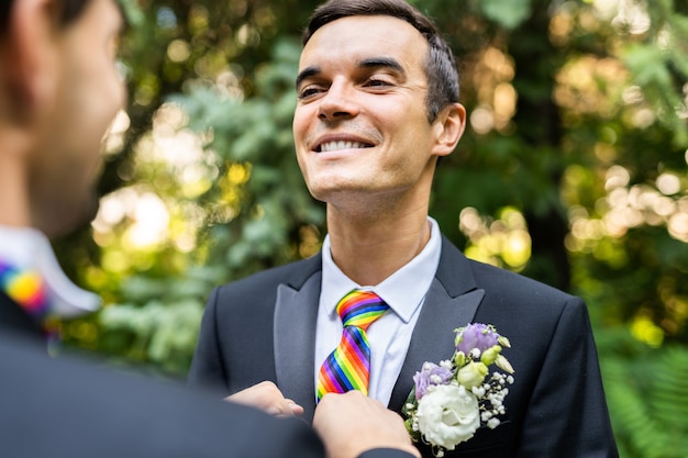 Foto pareja homosexual celebrando su propia boda: pareja lbgt en la ceremonia de la boda, conceptos sobre inclusión, comunidad lgbtq y equidad social