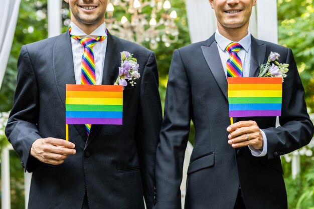 Pareja homosexual celebrando su propia boda: pareja LBGT en la ceremonia de la boda, conceptos sobre inclusión, comunidad LGBTQ y equidad social