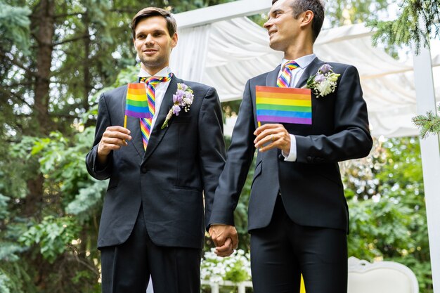 Pareja homosexual celebrando su propia boda: pareja LBGT en la ceremonia de la boda, conceptos sobre inclusión, comunidad LGBTQ y equidad social