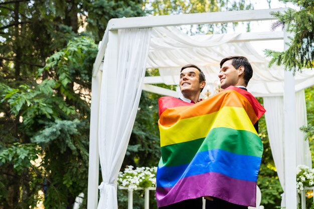 Pareja homosexual celebrando su propia boda: pareja LBGT en la ceremonia de la boda, conceptos sobre inclusión, comunidad LGBTQ y equidad social
