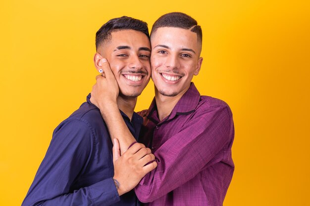 Una pareja homosexual sobre fondo de estudio amarillo