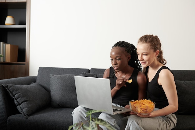 Pareja de homosexuales viendo el episodio del programa