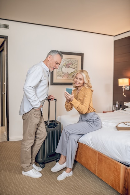 Foto pareja en un hotel. pareja de mediana edad en una habitación de hotel mirando contento