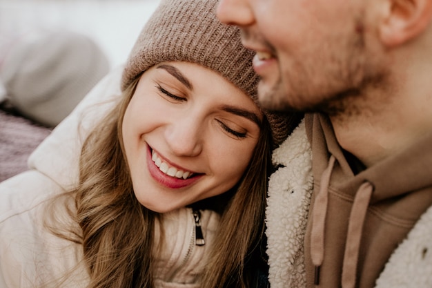 Pareja hugg en invierno al aire libre