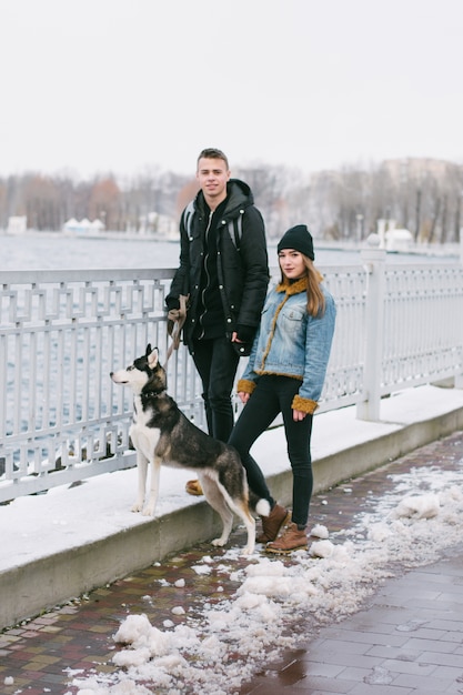 pareja con huskies