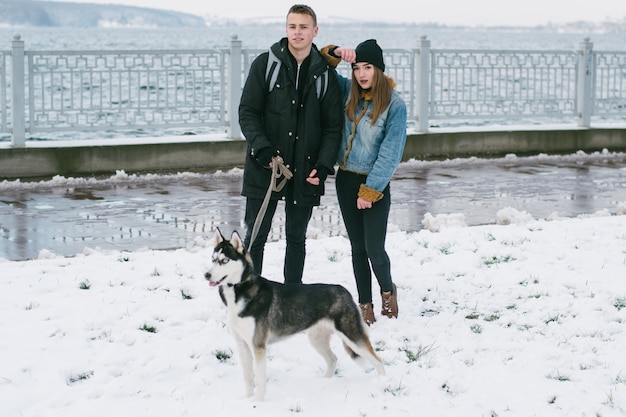 pareja con huskies