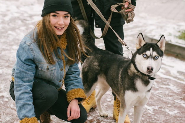 pareja con huskies