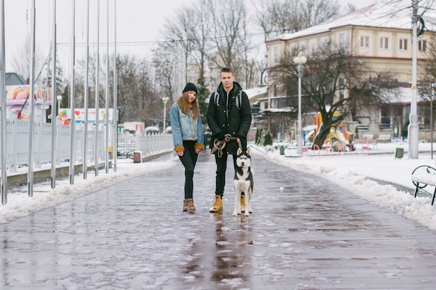 pareja con huskies