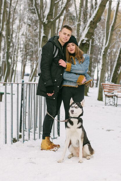 pareja con huskies