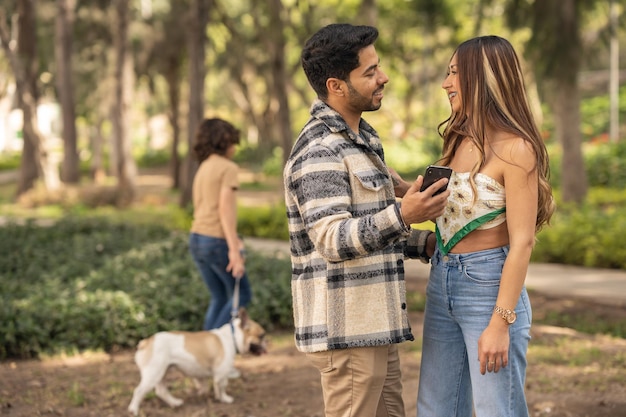 Pareja ignorando a su hijo mientras pasea a un perro