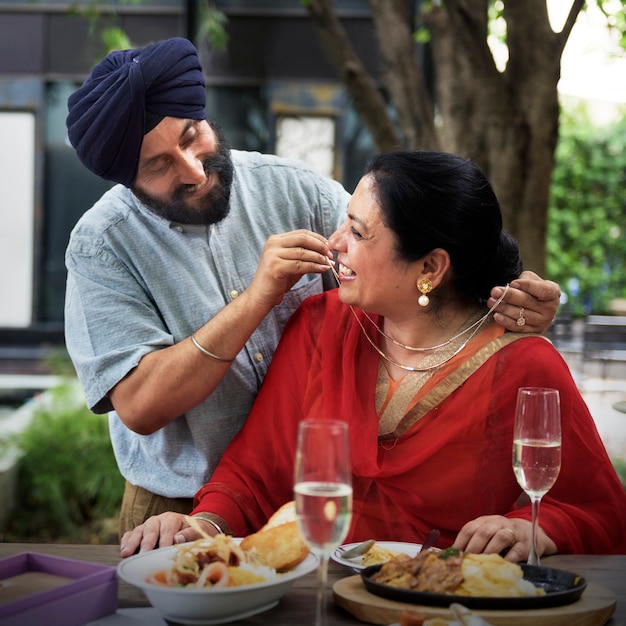 Pareja india, cenar, juntos, concepto