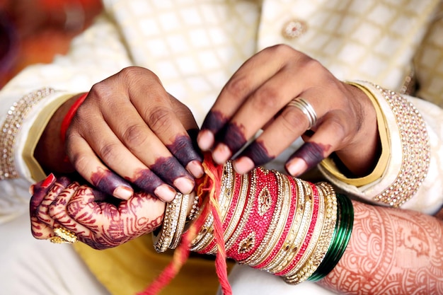 Pareja india jugando al juego de pesca con anillo en la ceremonia de la boda de la India