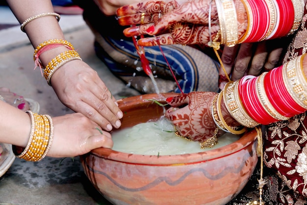 Pareja india jugando al juego de pesca con anillo en la ceremonia de la boda de la India