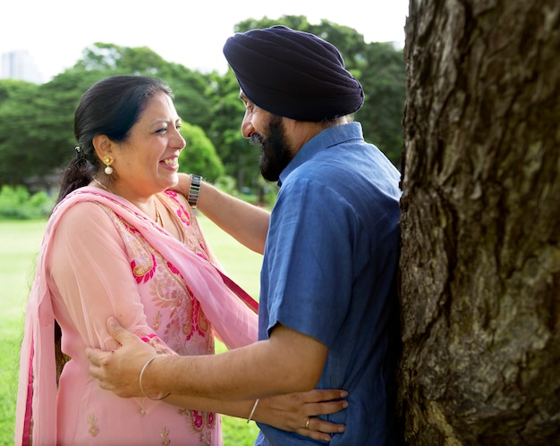 Pareja India mayor amorosa