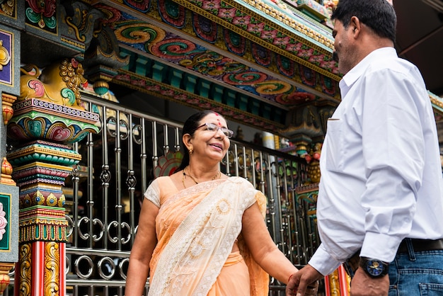 Foto pareja india pasar tiempo juntos