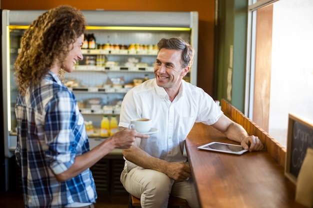 Pareja interactuando entre sí en la cafetería