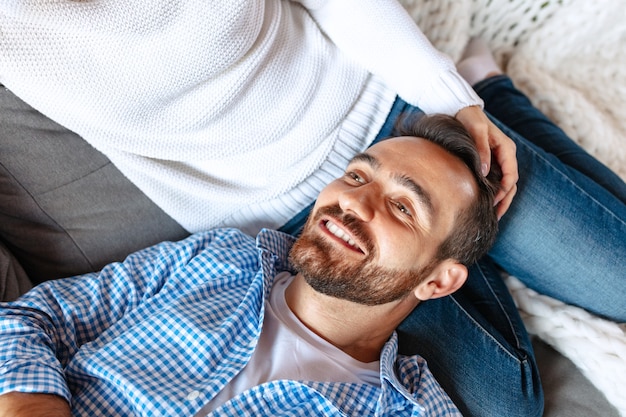 Pareja en el interior de la casa. Concepto de amor