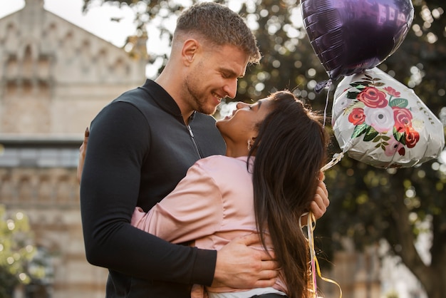 Foto pareja interracial celebrando el día de san valentín