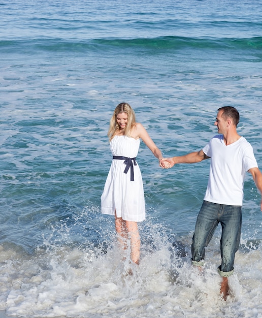 Pareja íntima divirtiéndose en la playa