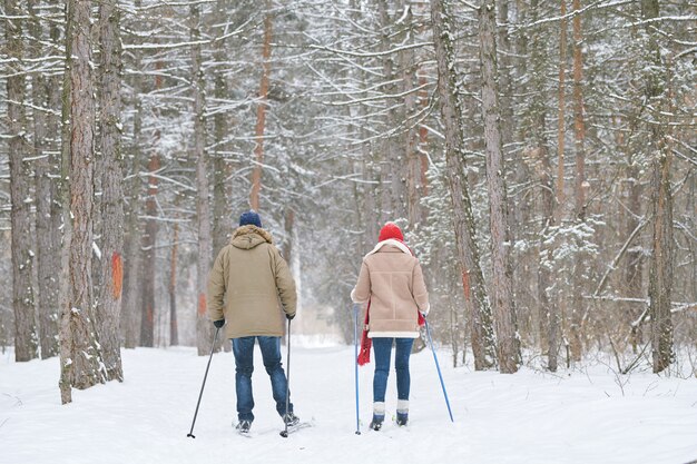 Pareja en invierno bosque