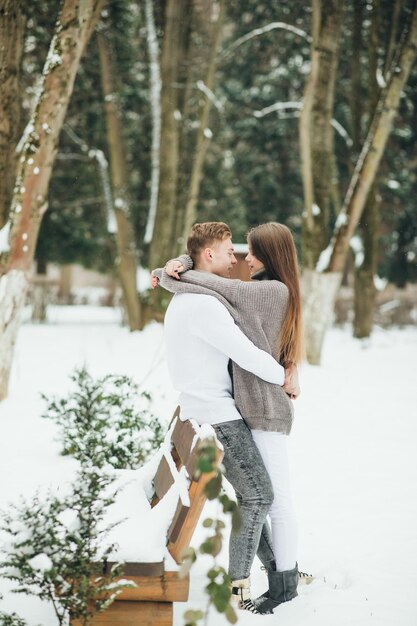 Pareja en invierno bosque