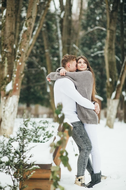 Pareja en invierno bosque