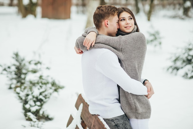 Pareja en invierno bosque