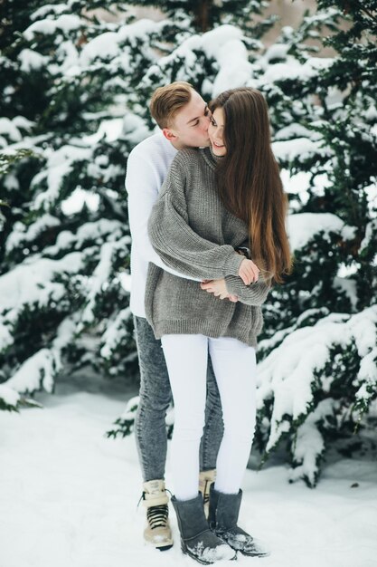 Pareja en invierno bosque