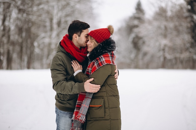 Pareja en invierno en el día de San Valentín