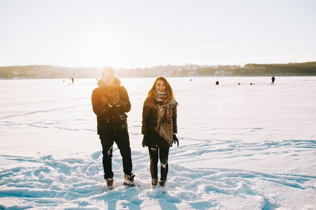 pareja de invierno enamorada