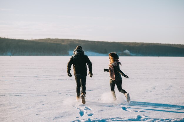 Foto pareja de invierno enamorada