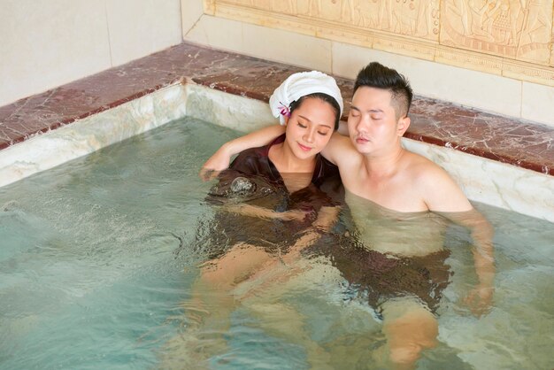 Pareja en jacuzzi