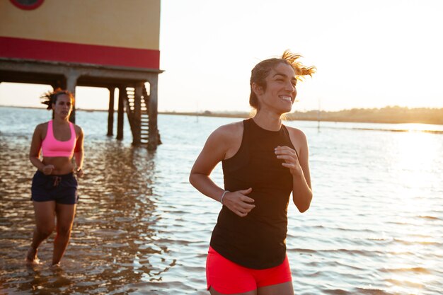 Pareja de jogger mujer corriendo en el agua