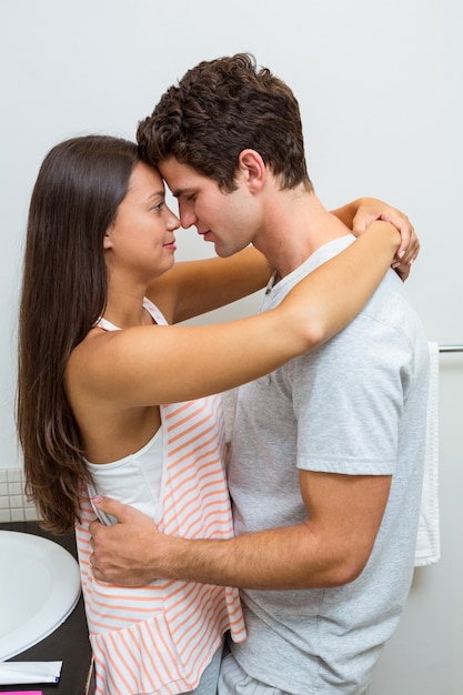 Pareja joven abrazando en baño