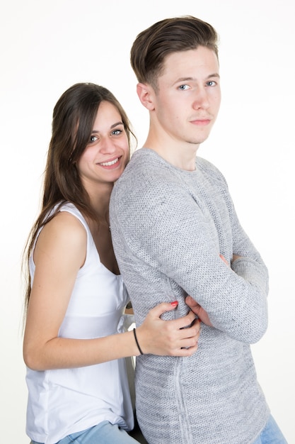 Pareja joven abrazando y mirando sonriente