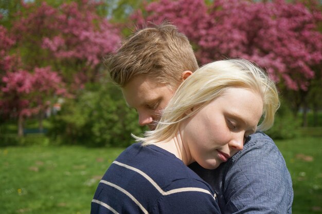 Una pareja joven abrazándose.