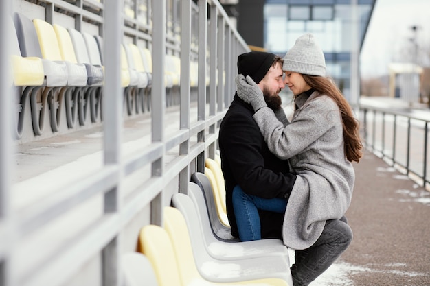 Foto pareja joven, abrazar, en, banco