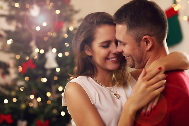 pareja joven, abrazar, en, navidad